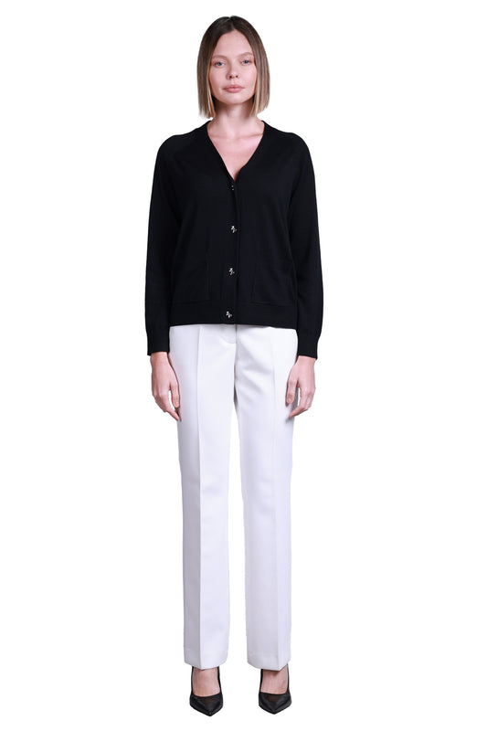 كنزة نسائية بأكمام طويلة ورقبة على شكل حرف V من سيمبر مينيماليست - مناسبة للإطلالات الكاجوال والعملية الأنيقة