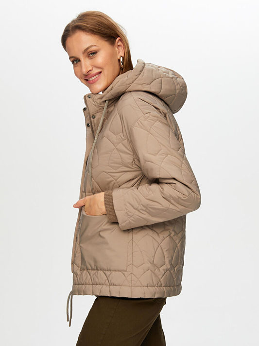 جاكيت مريح مبطن بغطاء رأس وتفاصيل من الكورد من تصميم فائق سونميز