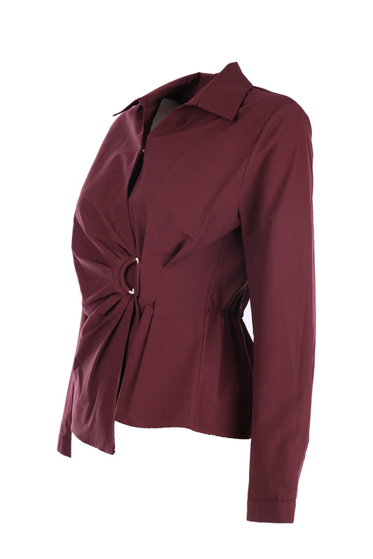 بلوزة بياقة ملفوفة وإبزيم أمامي، من إيكول