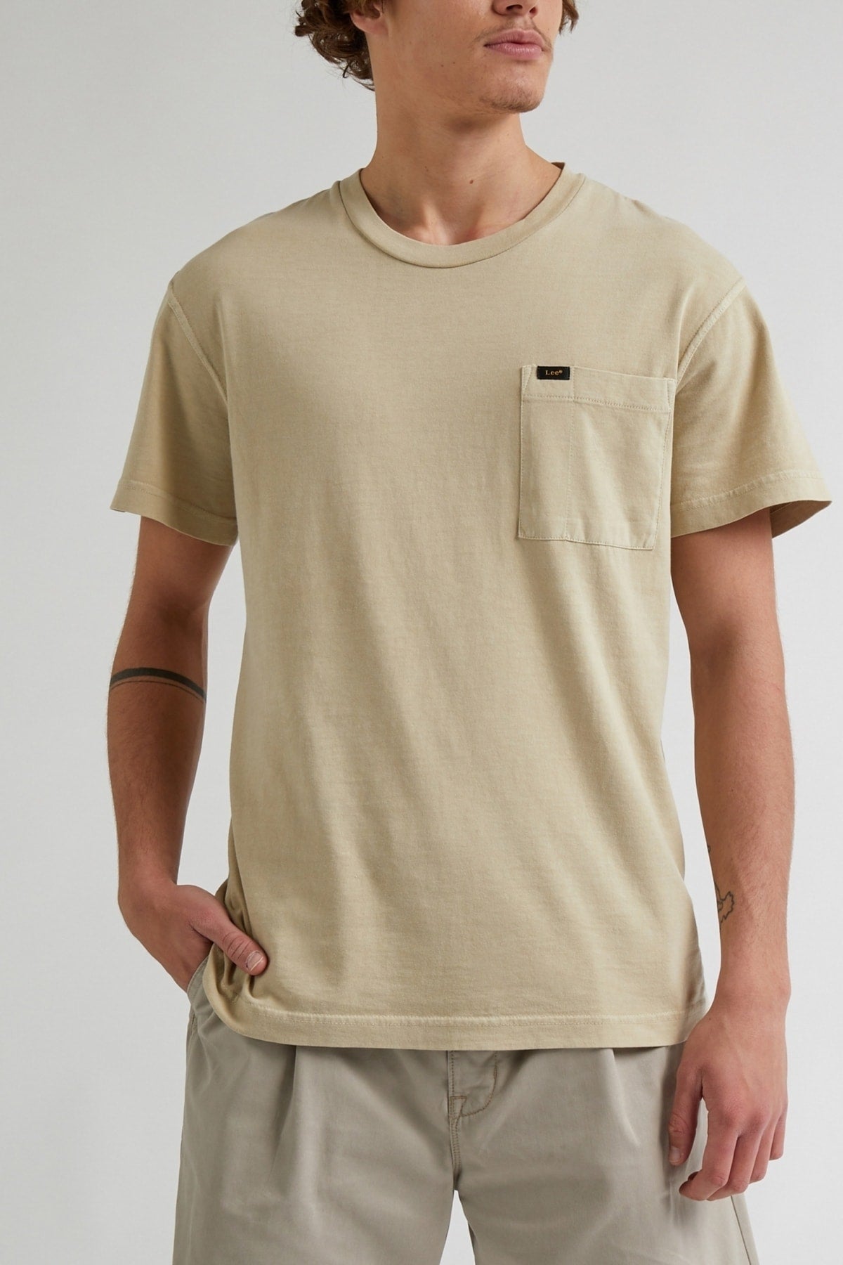 Lee Erkek Oversize Minimalist Cep Detaylı Tişört - Günlük Stil Translation missing: ar.content.product_image_main