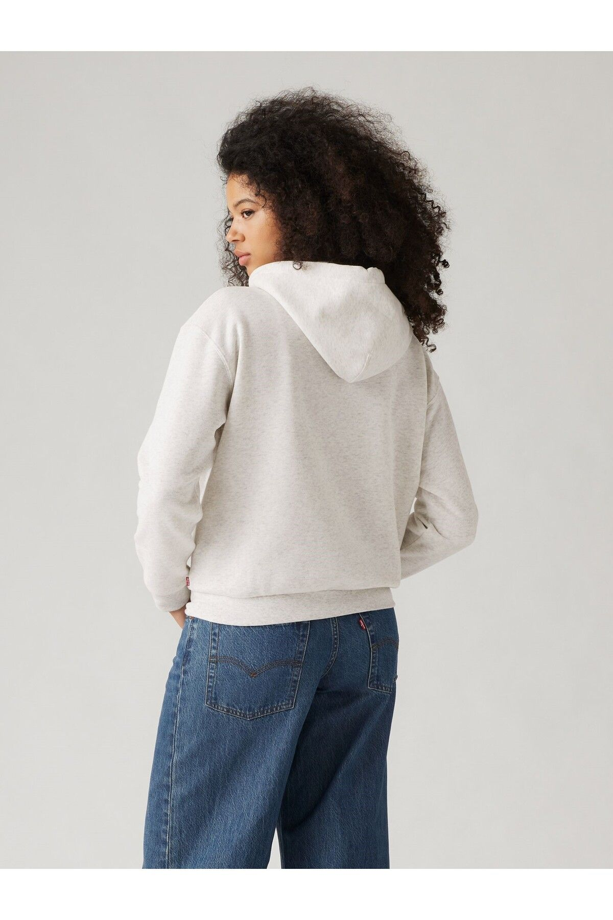 Levi's Kadın Oversize Kapüşonlu Sweatshirt - Rahat ve Şık Günlük Kombinler Translation missing: ar.content.product_image_secondary