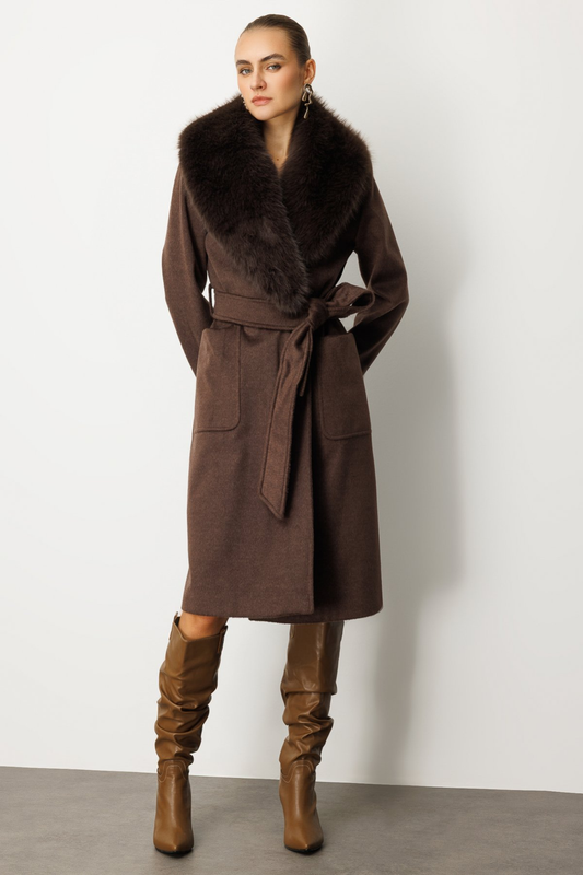 معطف إيكول بياقة مزينة بالفرو وجيوب رقعة