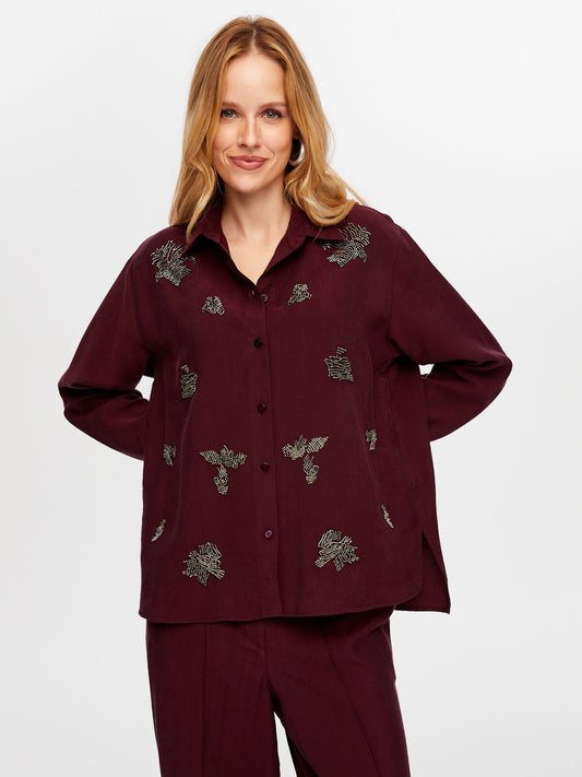 قميص بوبلين بتفاصيل خرزية على الكتف من تصميم فائق سونميز