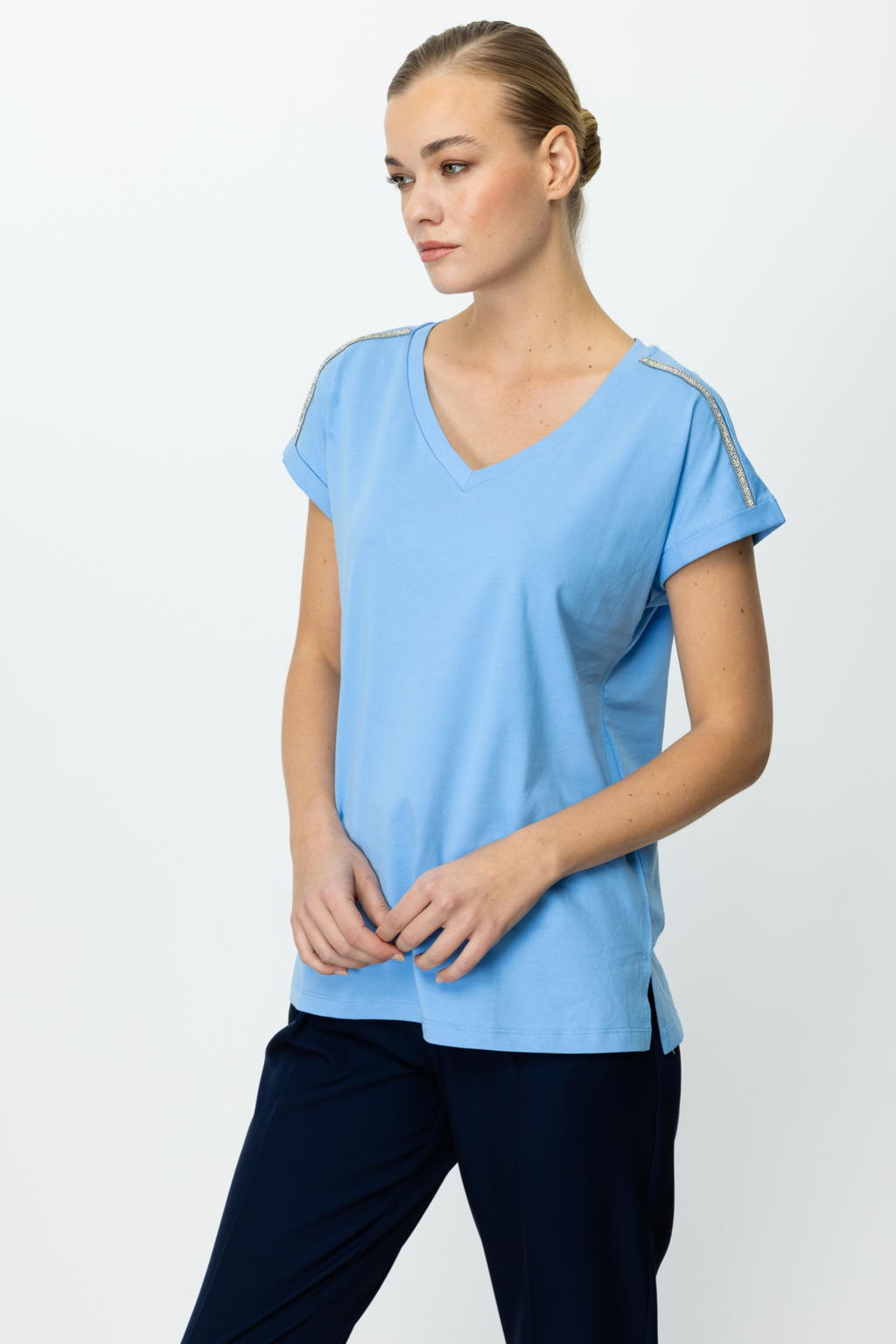 On Minimalist V Yaka Oversize Kadın Bluz - Rahat ve Şık
