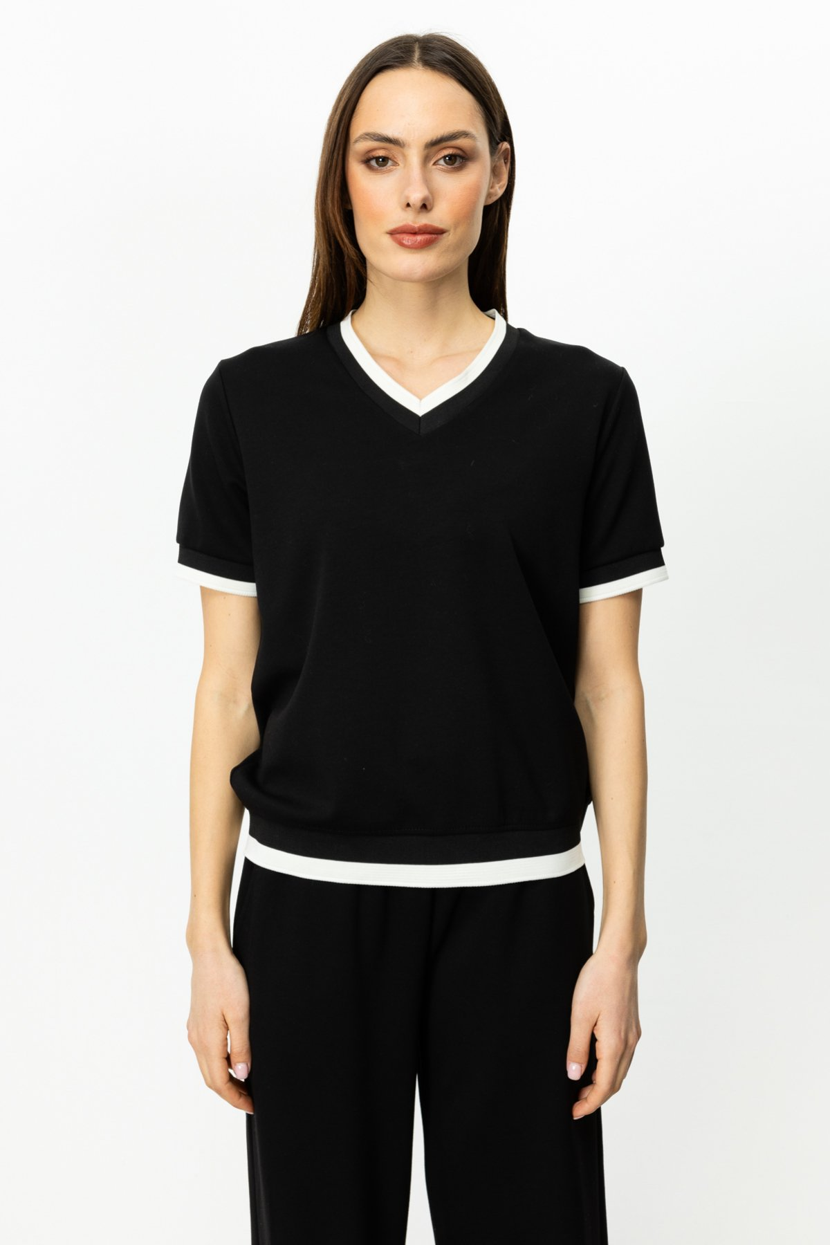 On Kadın V Yaka Kısa Kol Minimalist Bluz - Günlük & Şık Ana görsel