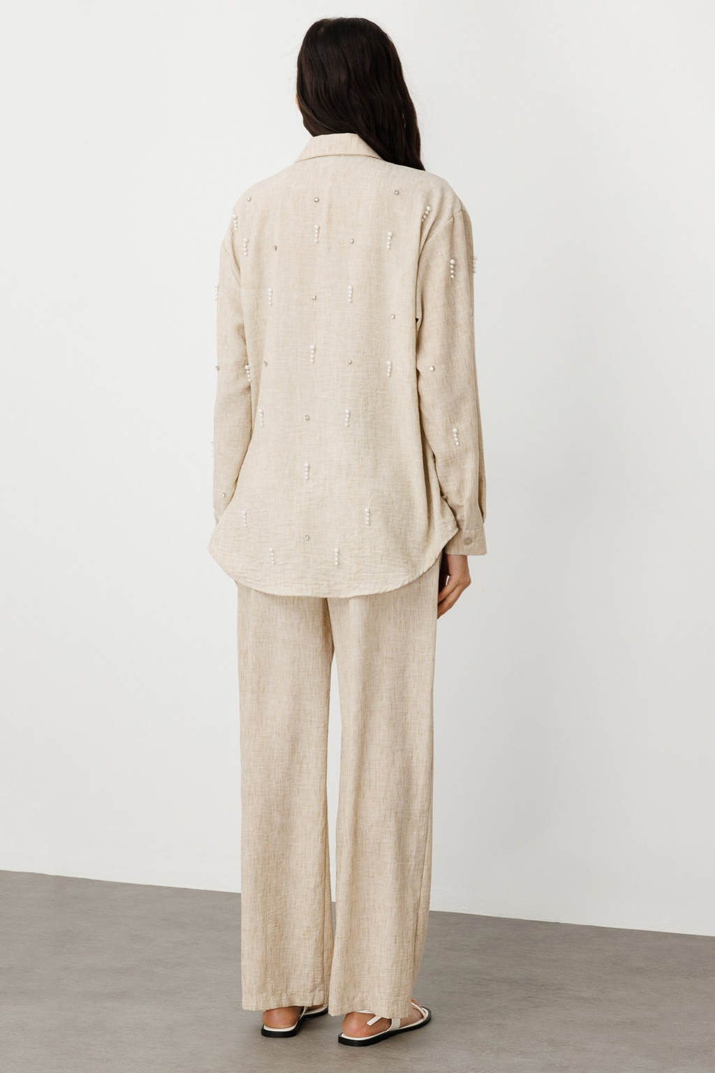 On Minimalist İnci Detaylı Oversize Keten Kadın Gömlek