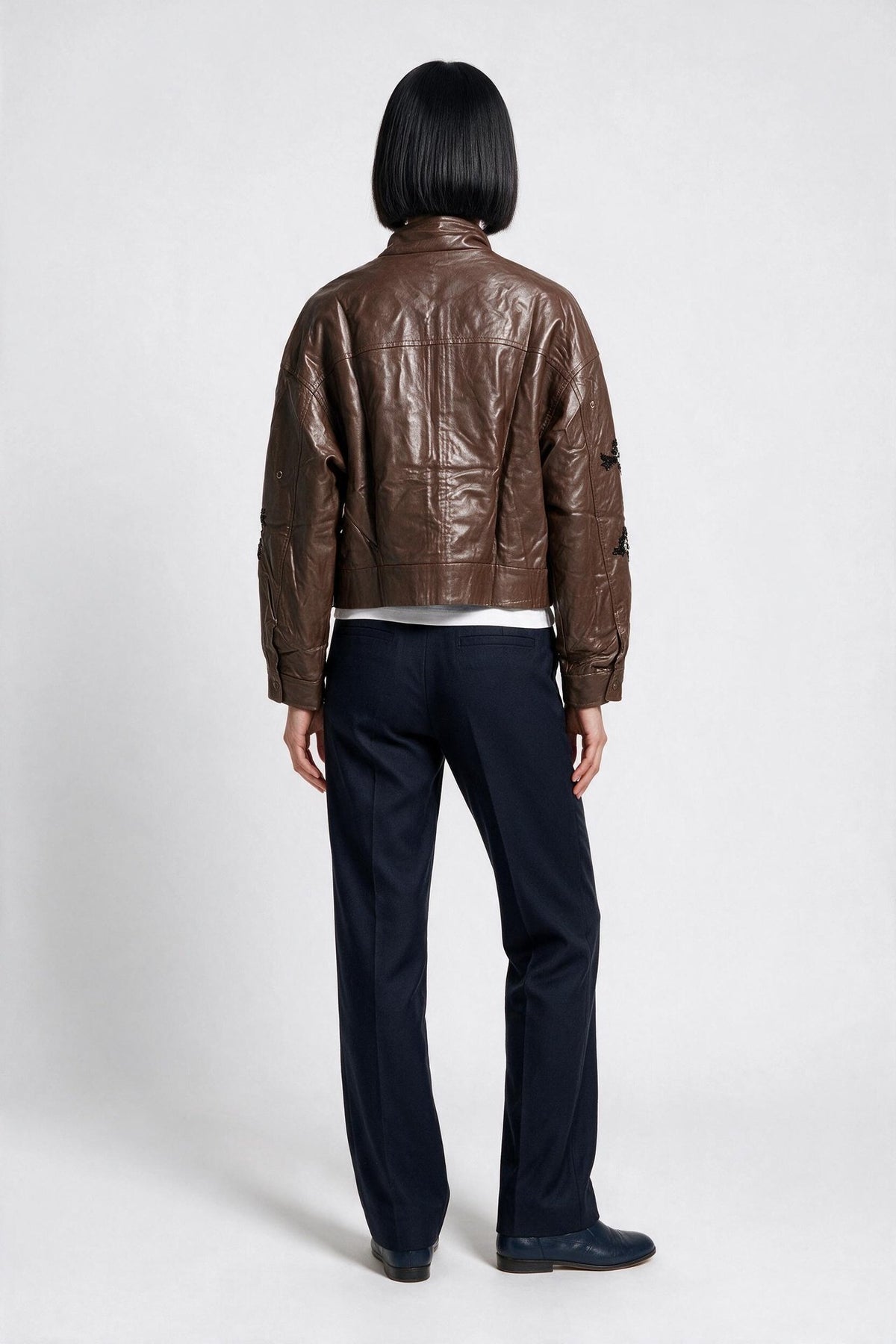On Kadın Normal Kesim Dik Yaka İşlemeli Fermuarlı Mont