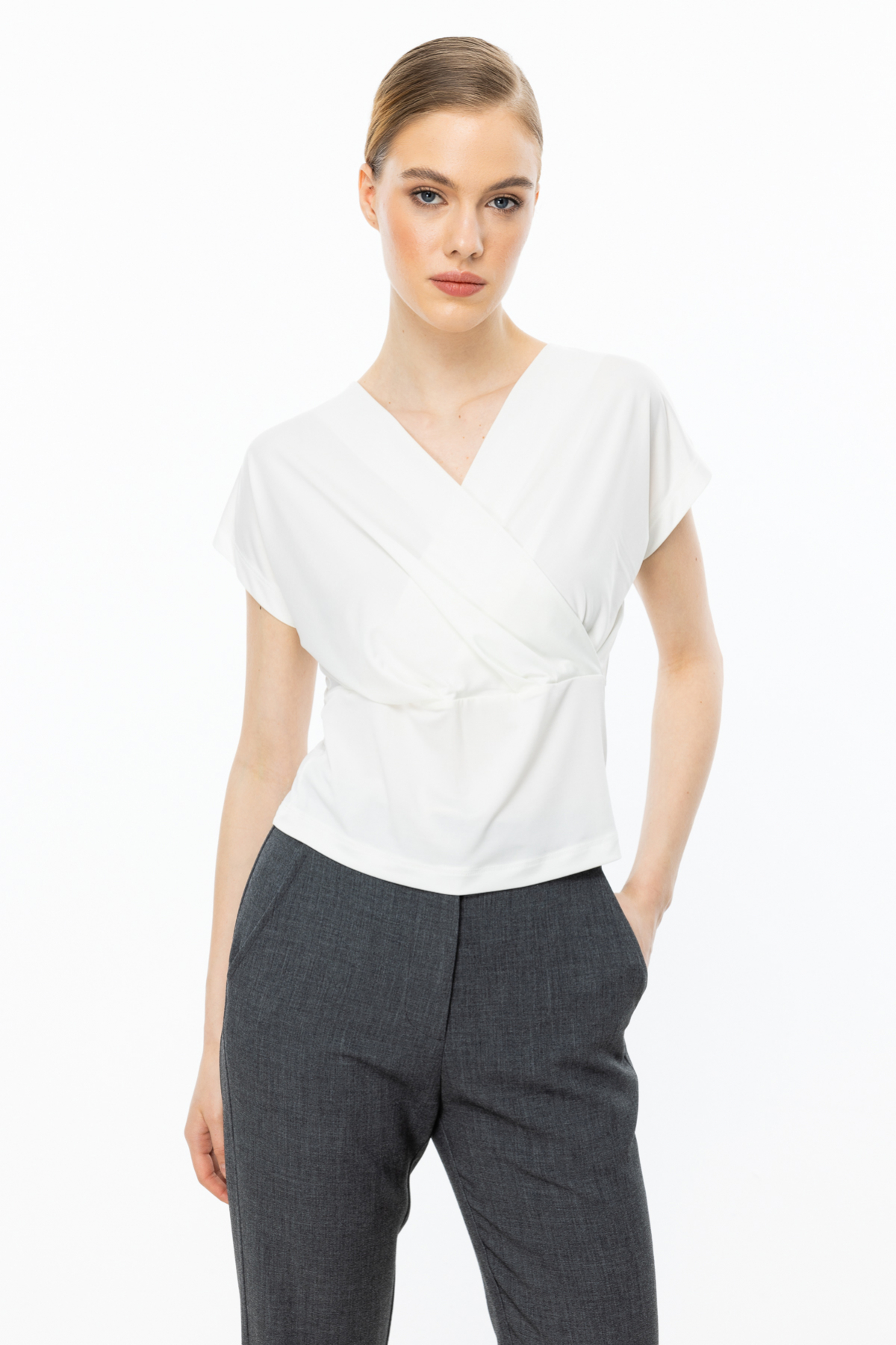 On Minimalist V Yaka Crop Bluz - Kısa Kol - Günlük Ana görsel