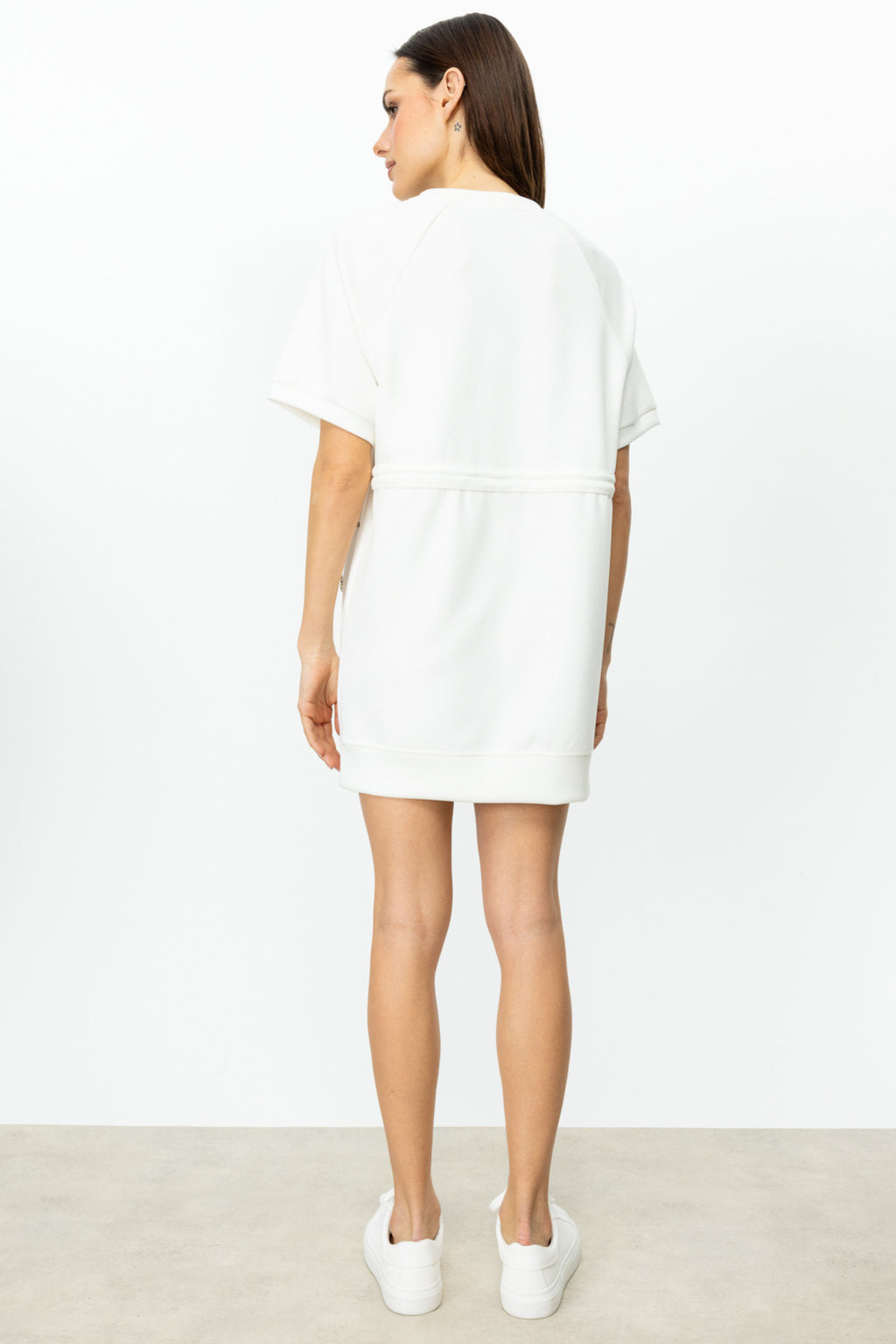 On Oversize Mini Elbise - Kısa Kol, Yuvarlak Yaka, Minimalist Stil