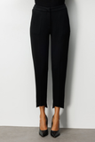 بنطال أسود ضيق بقصة مستقيمة مع جيوب جانبية