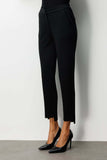 بنطال أسود ضيق بقصة مستقيمة مع جيوب جانبية