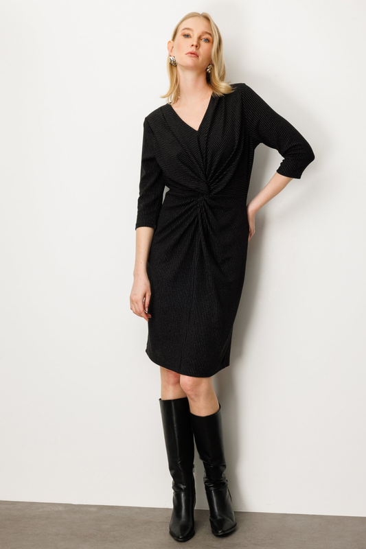 فستان إيكول ميدي لامع بتصميم مكشكش من الأمام