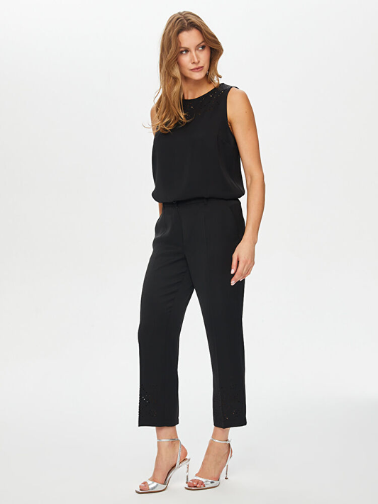 بنطلون بقصة مستقيمة مع خياطة مثقوبة من تصميم فائق سونميز