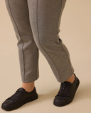 بنطلون بمقاسات كبيرة يصل إلى الكاحل بتفاصيل مخططة من Gala-Xi