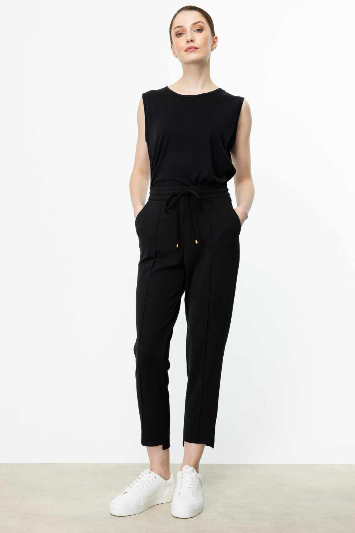 On Kadın Crop Pantolon: Minimalist, Rahat, Günlük Stil Ana görsel