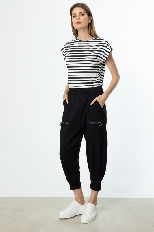 بنطال بتفاصيل سحاب مخيطة عند الحافة