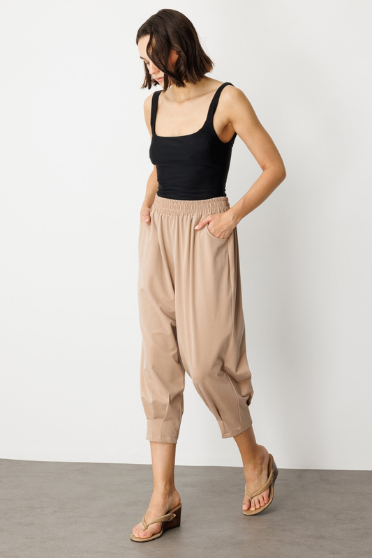 بنطال بخصر مطاطي وكسرات عند الحافة