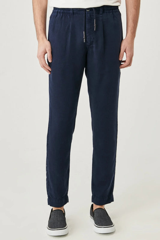 بنطال تشينو من رانجلر، بقصة عادية، وقصة عادية، وتفاصيل برباط.