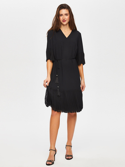 فستان سهرة بياقة على شكل حرف V مزين بالدانتيل المطوي من تصميم فائق سونميز