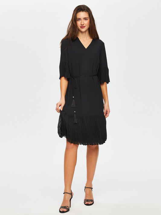 فستان سهرة بياقة على شكل حرف V مزين بالدانتيل المطوي من تصميم فائق سونميز