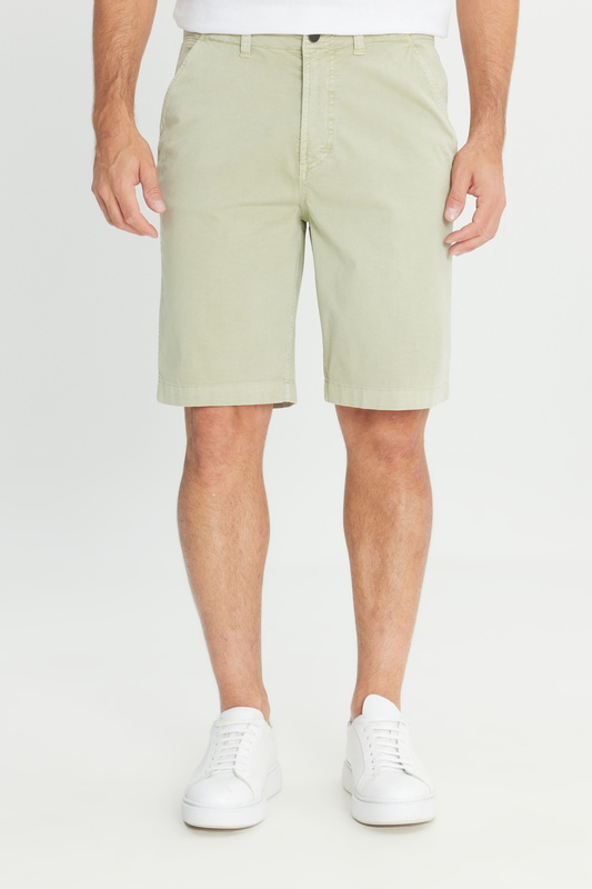 شورت تشينو قطني مطاطي أخضر فاتح، بقصة عادية، وخصر مطاطي.