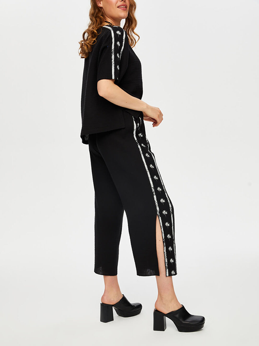 بنطال كابري من الموسلين بنقشة نخيل المنتجعات من تصميم فائق سونميز