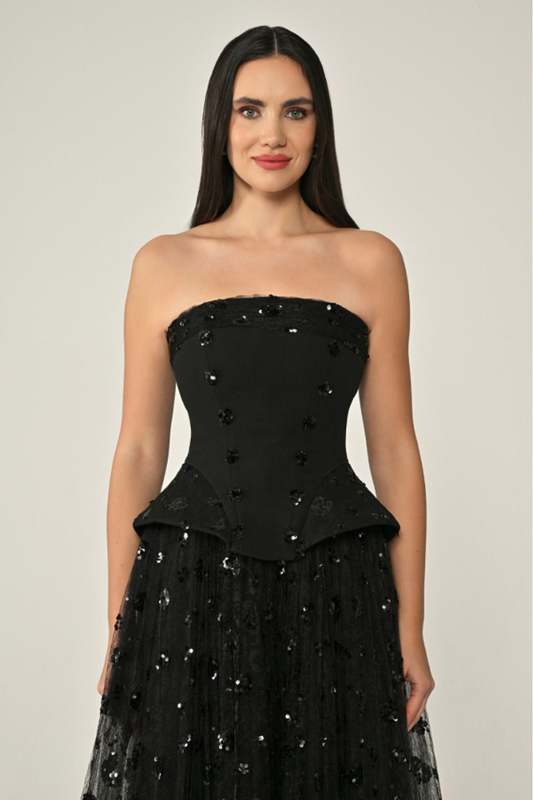 فستان سهرة طويل من التول المرصع بالترتر بدون حمالات من ألفا بيتا