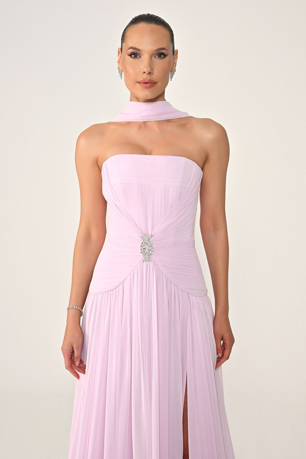 Straplez Önden Aksesuarlı Piliseli Şifon Uzun Abiye Elbise ALFA BETA