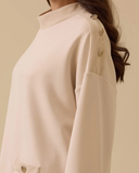 سويت شيرت بياقة واقفة وتفاصيل أزرار