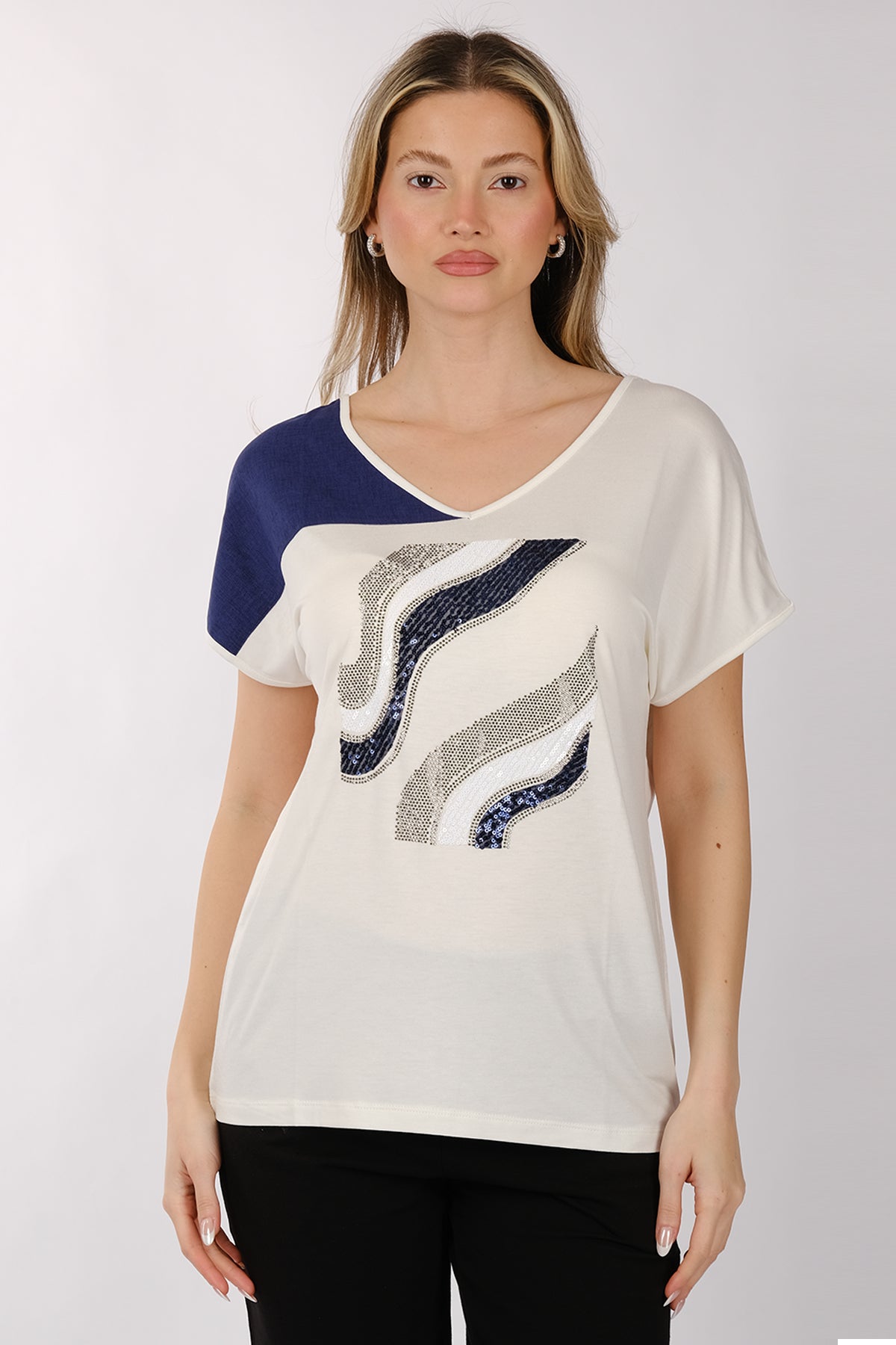 Daıdo Oversize V Yaka Kadın T-Shirt - Minimalist Tasarım Translation missing: ar.content.product_image_main