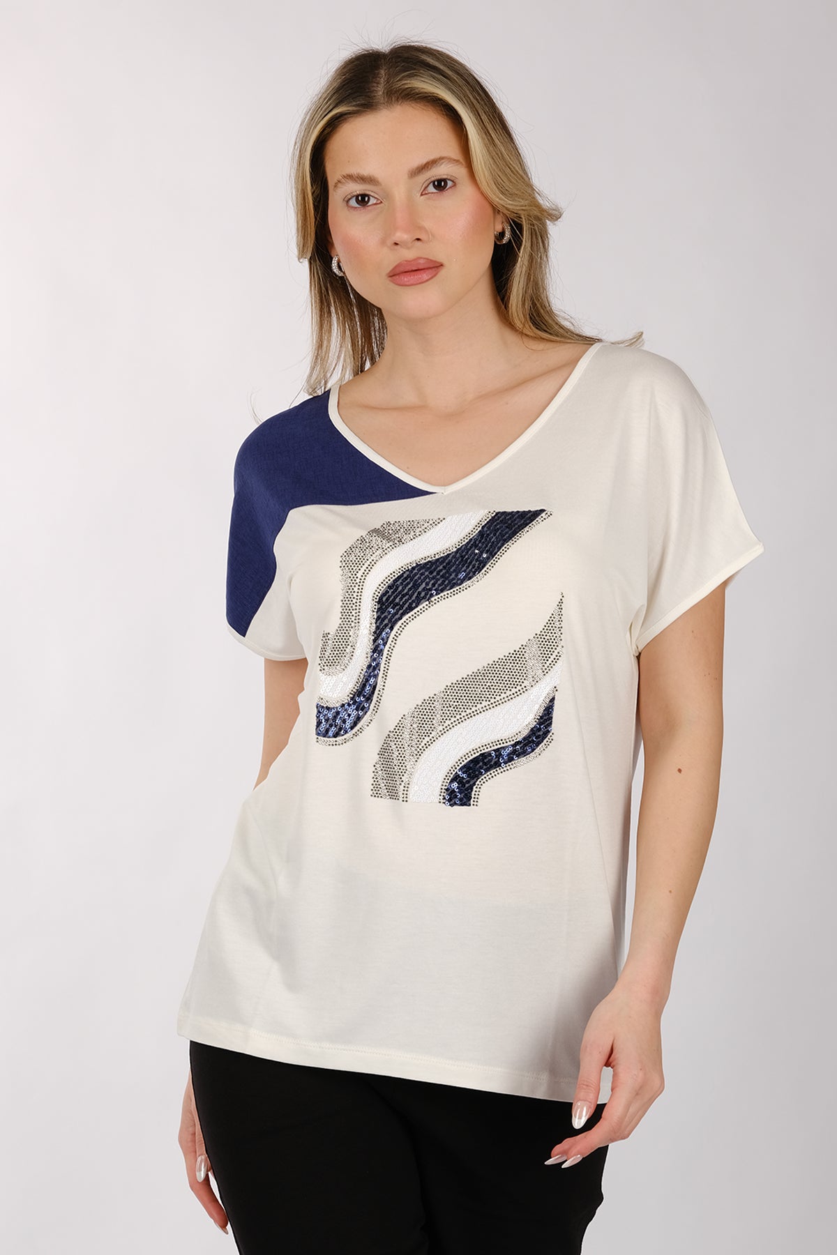 Daıdo Oversize V Yaka Kadın T-Shirt - Minimalist Tasarım Translation missing: ar.content.product_image_secondary