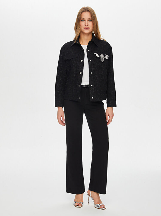 جاكيت رياضي مرصع بالترتر ومزين بدبوس حجري من تصميم فائق سونميز