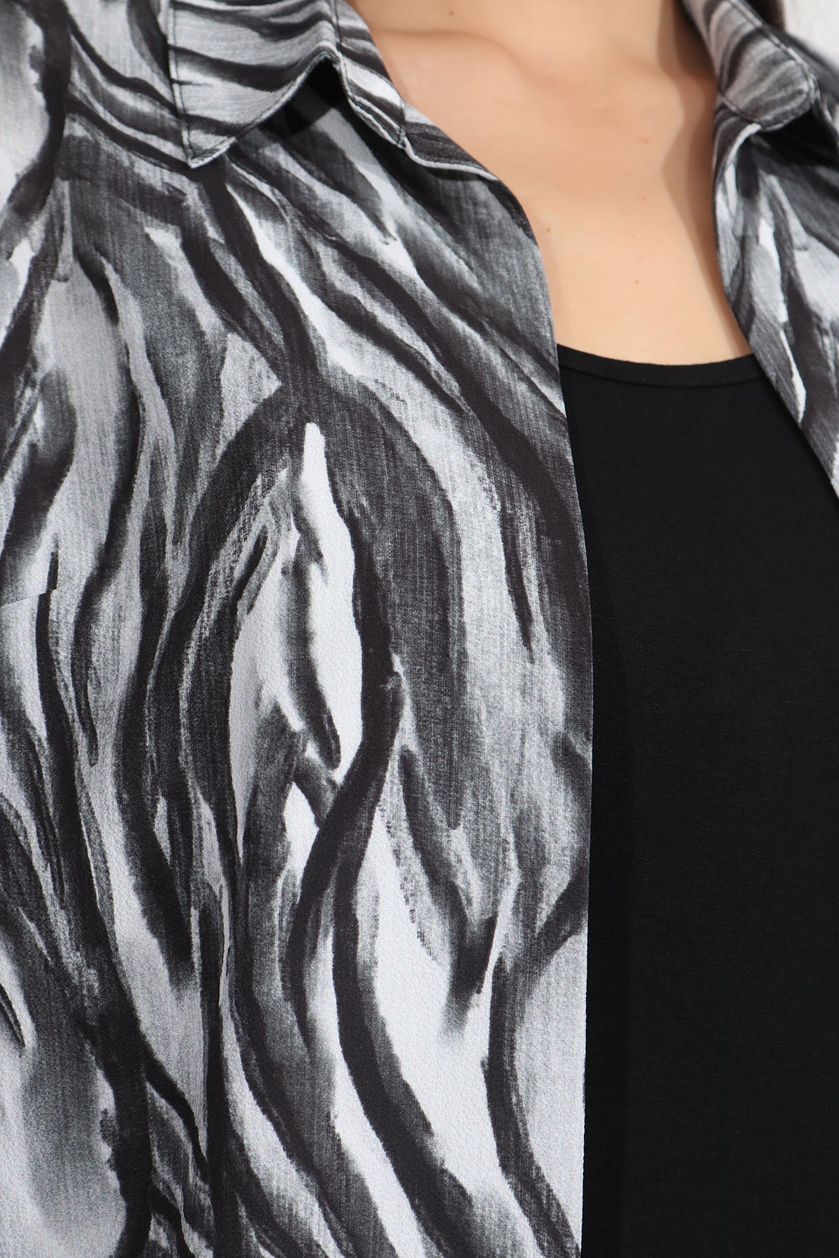 Tolga Saraçoğlu Kadın Bluz - Minimalist Zebra Desenli 3/4 Kol Oversize