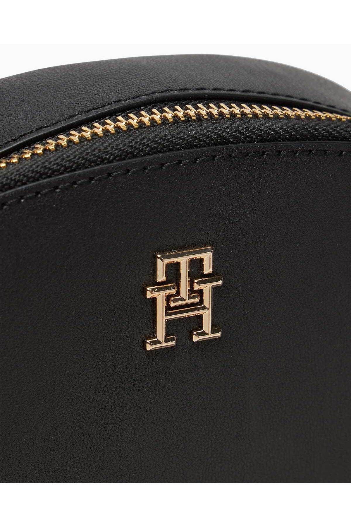 Tommy Hilfiger Kadın Yarım Ay Askılı Çanta AW0AW16482 Translation missing: ar.content.product_image_secondary