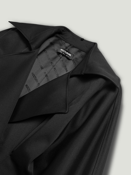 معطف واقٍ من المطر مزين بأزرار، مناسب للسهرات الليلية 