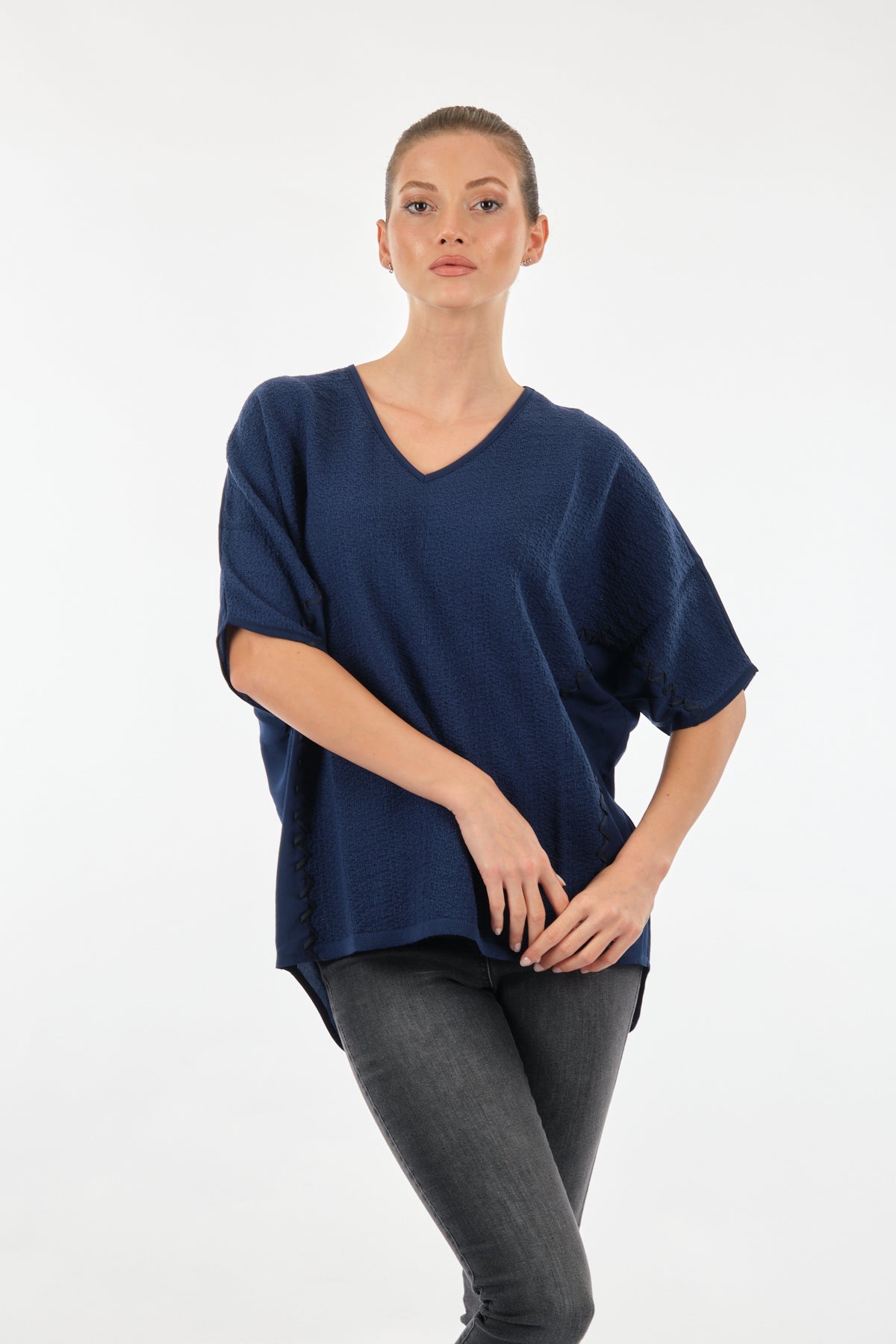 Twomail Oversize V Yaka Kadın Bluz - Kısa Kol Minimalist Günlük