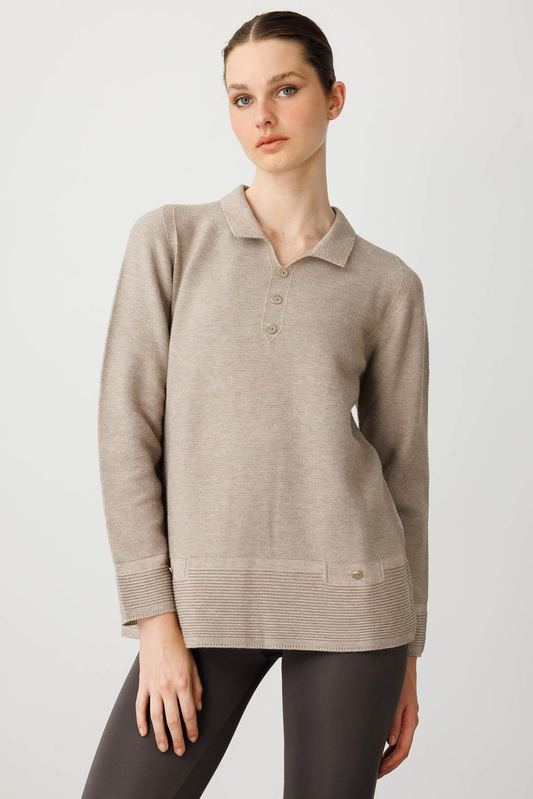 بلوزة نسائية بياقة بولو ونقشة جيوب وهمية