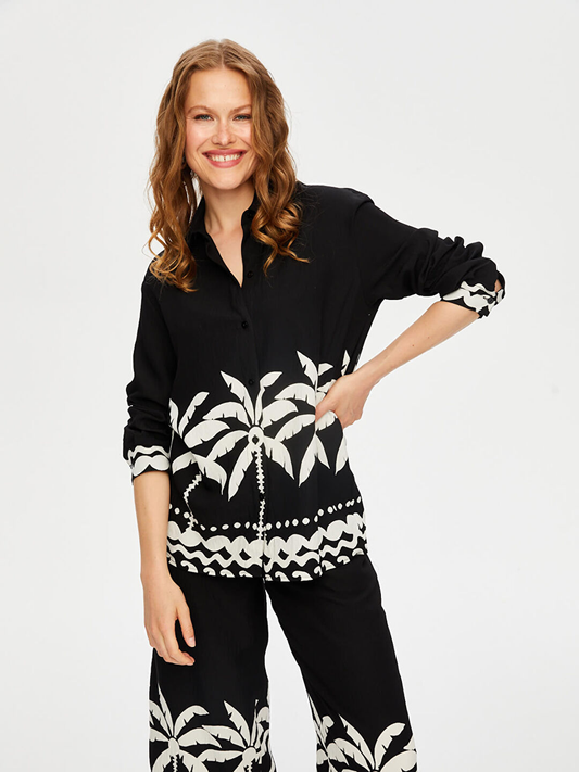 تنورة منتجع نسائية مزينة بنقشة أشجار النخيل، وسترة أحادية اللون من تصميم فائق سونميز