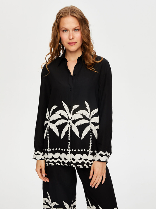 تنورة منتجع نسائية مزينة بنقشة أشجار النخيل، وسترة أحادية اللون من تصميم فائق سونميز