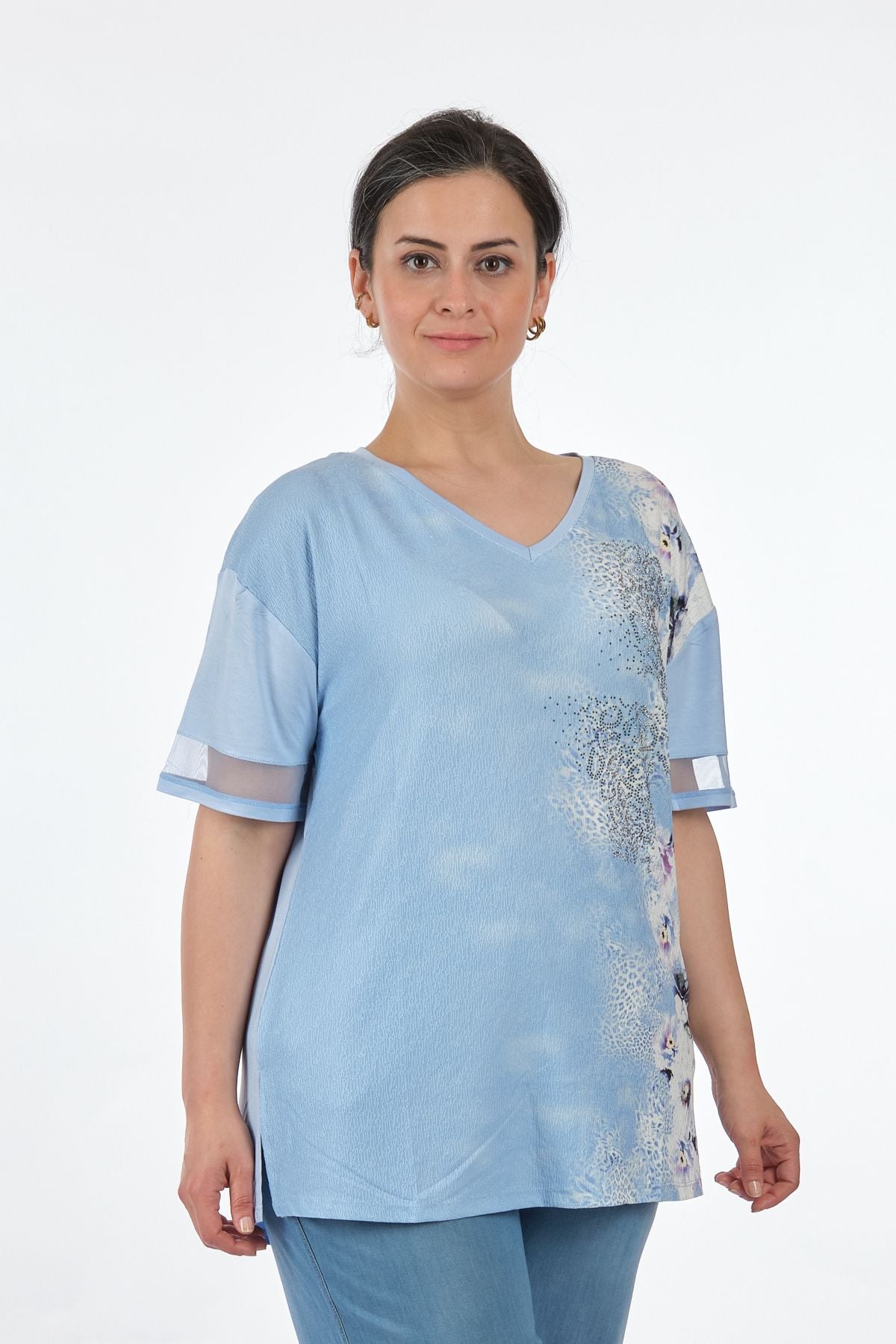 Twomail Oversize V Yaka Çiçek Desenli Kadın Tişört - Rahat ve Şık