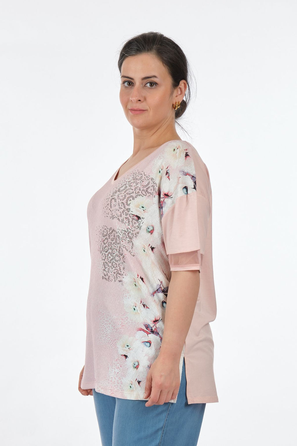 Twomail Oversize V Yaka Çiçek Desenli Kadın Tişört - Rahat ve Şık