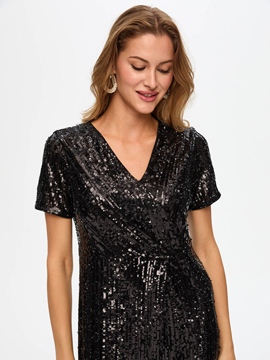 فستان سهرة قصير الأكمام بياقة على شكل حرف V مزين بالترتر من تصميم فائق سونميز