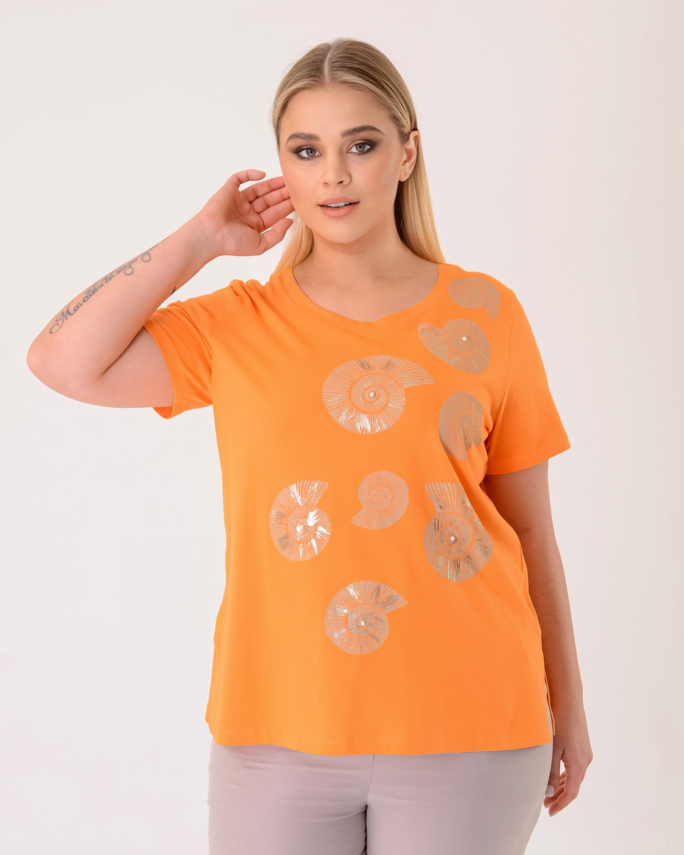Vedi Büyük Beden Bisiklet Yaka Kısa Kollu Baskı Ve İnci Detaylı Kadın T-Shirt 25YXD5014 Translation missing: ar.content.product_image_secondary