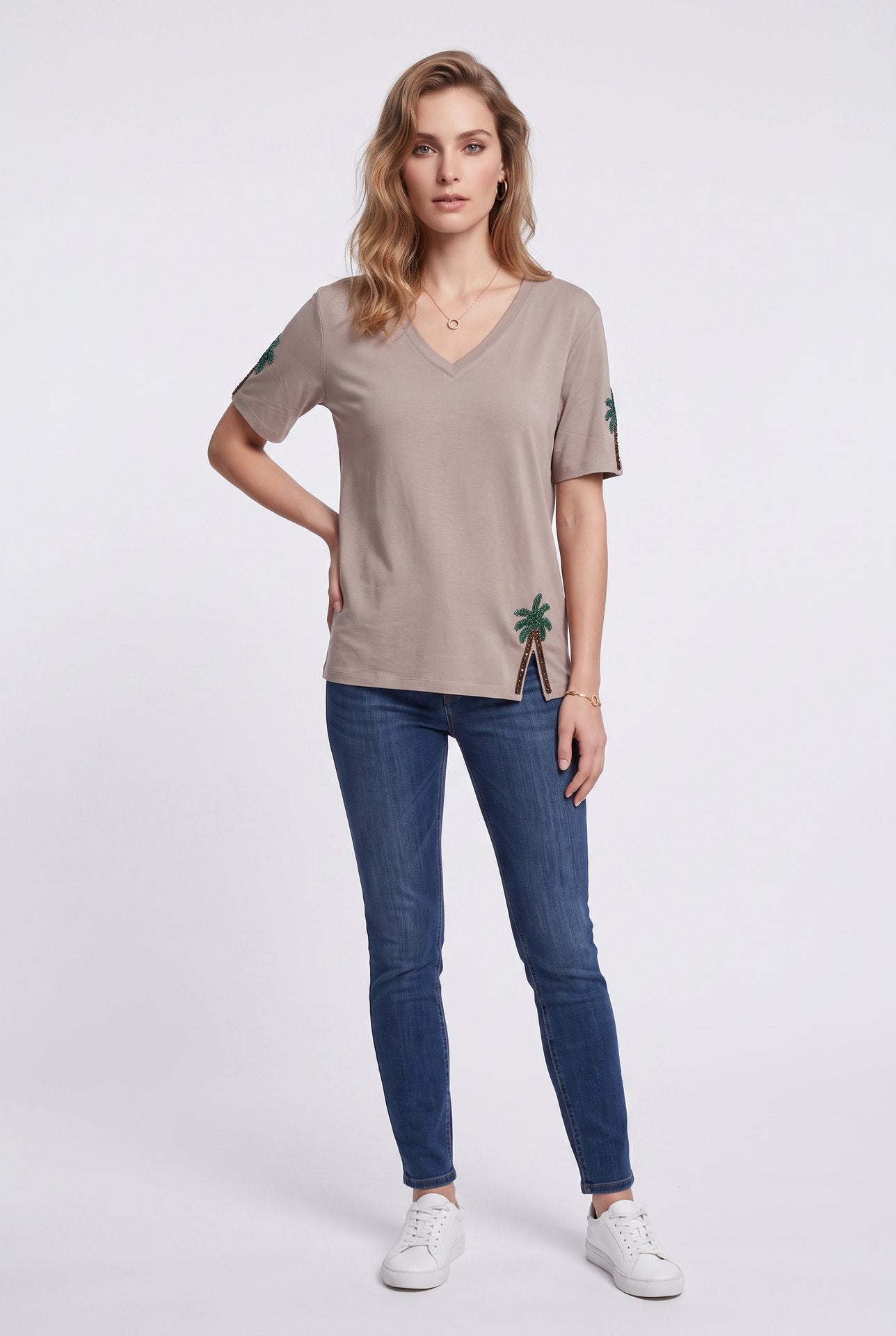 Vedi-bb Kadın V Yaka Pamuk Karışımlı Kısa Kol Palmiye Nakışlı T-Shirt