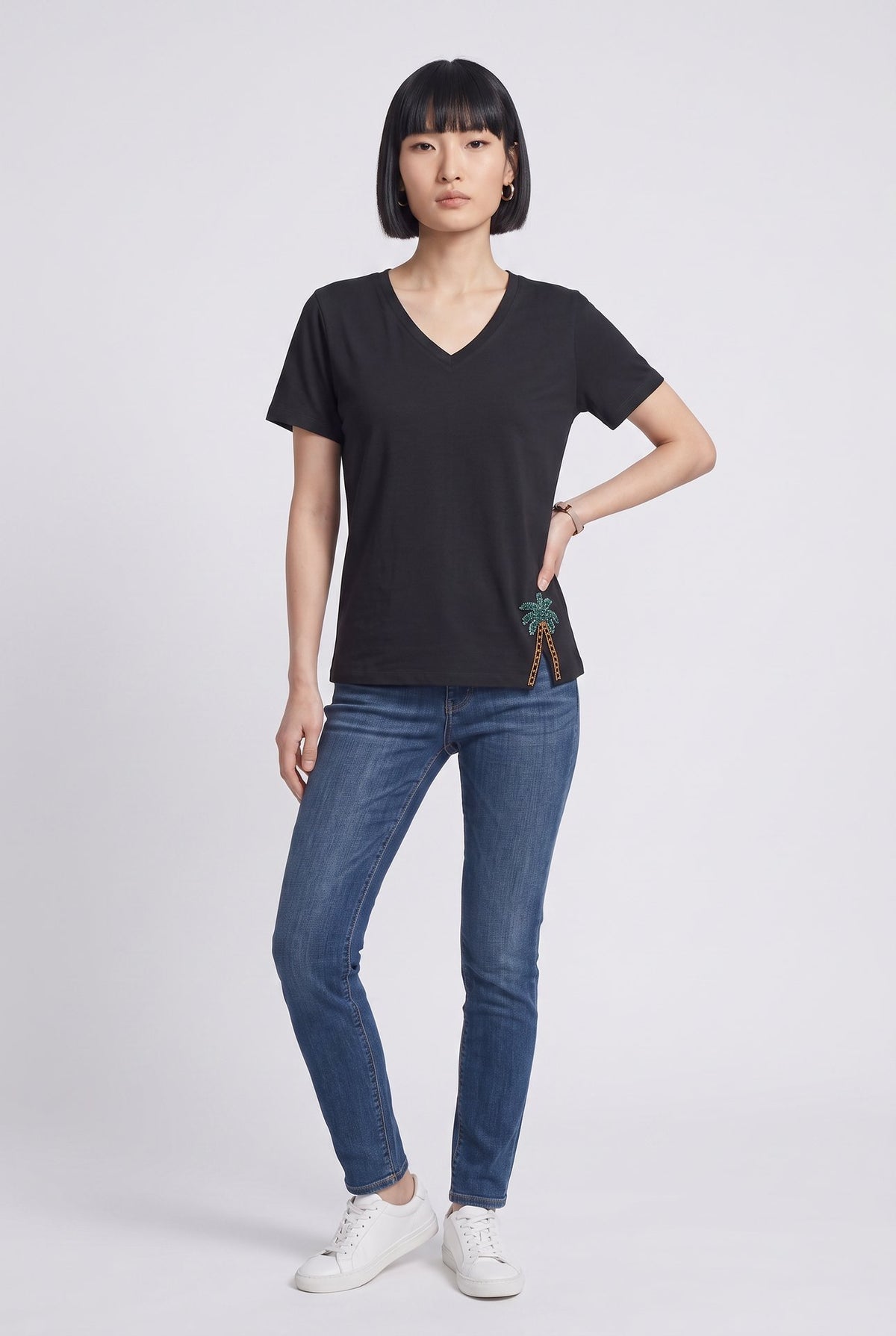Vedi-bb Kadın V Yaka Pamuk Karışımlı Kısa Kol Palmiye Nakışlı T-Shirt Ana görsel