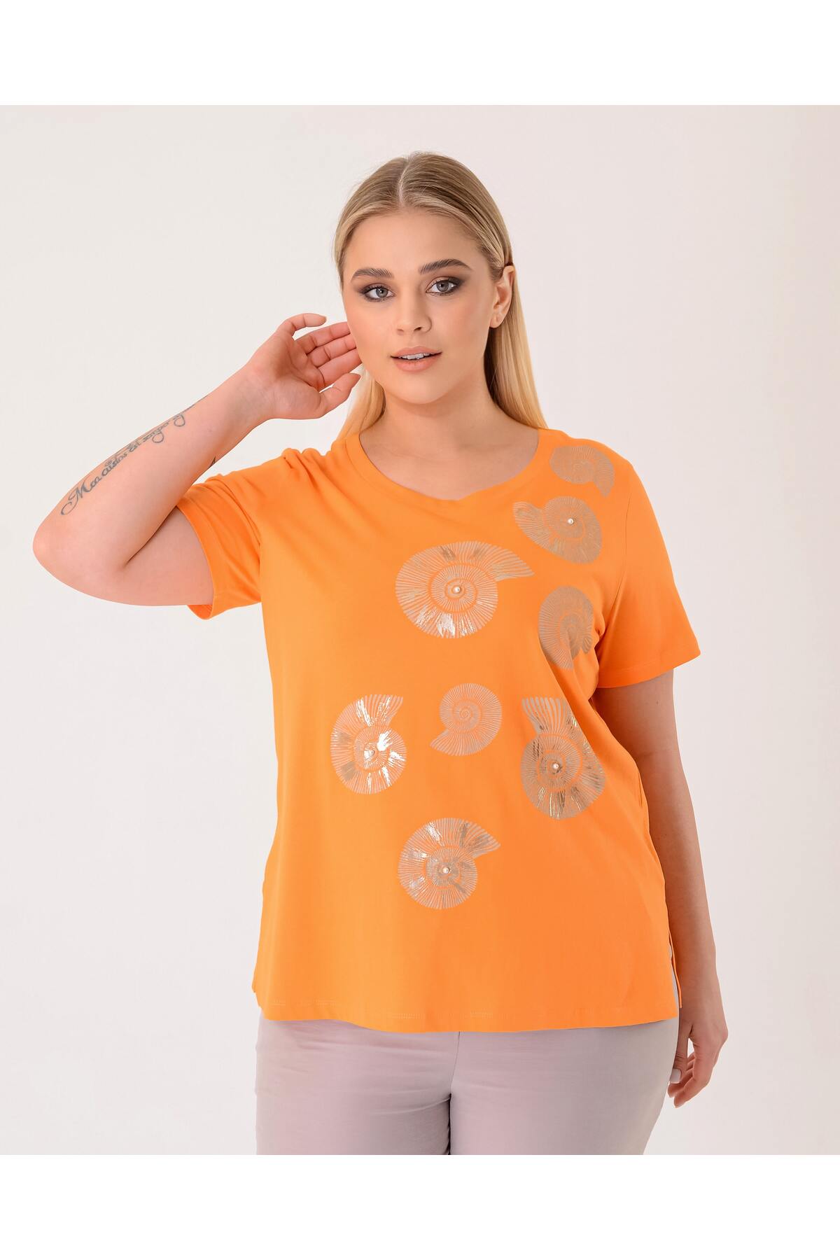 Vedi Büyük Beden Bisiklet Yaka Kısa Kollu Baskı Ve İnci Detaylı Kadın T-Shirt 25YXD5014 Ana görsel