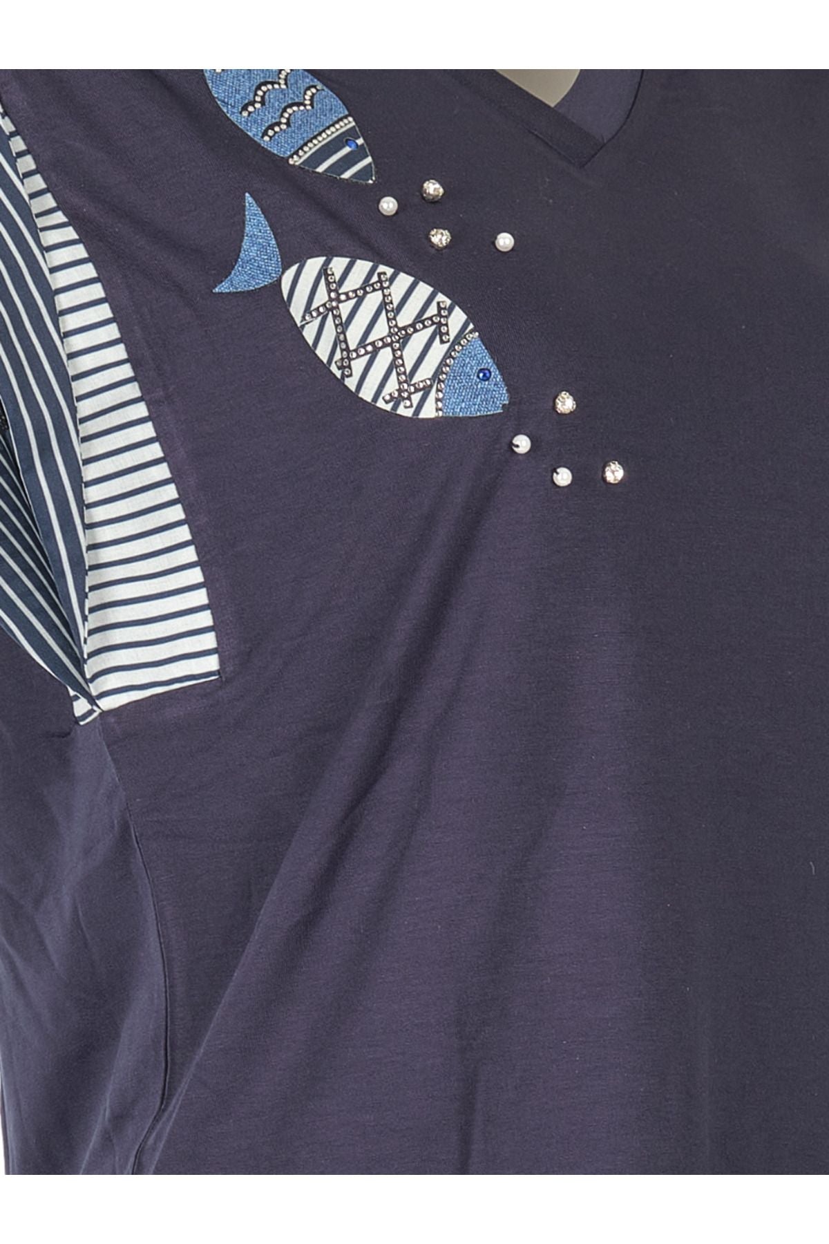 Vedi Minimalist V Yaka Kadın T-Shirt - Balık Desenli - Kısa Kol Translation missing: ar.content.product_image_secondary