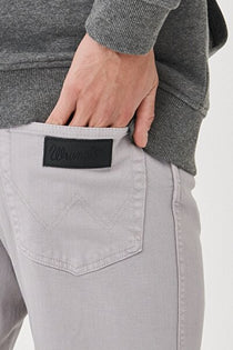 Wrangler Erkek Slim Fit Normal Bel Dar Paça Denim Kot Pantolon W12S004035