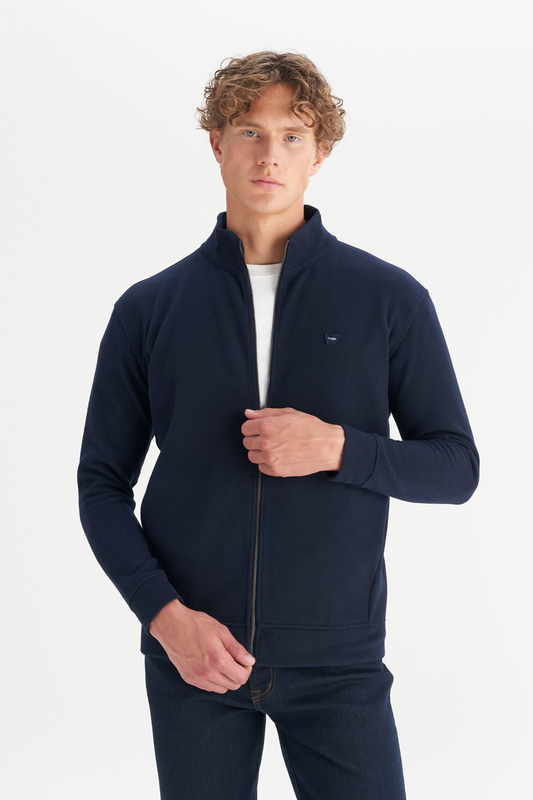 سترة رجالية من رانجلر بقصة مريحة وياقة عالية وسحاب أمامي مع نسيج مضلع