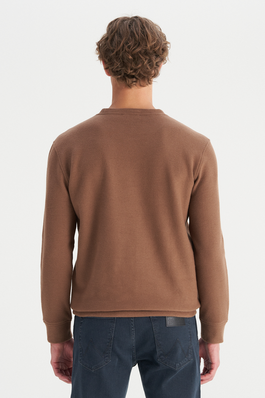 سويت شيرت رجالي من رانجلر بقصة عادية ورقبة دائرية ونسيج مضلع